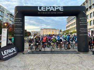 | Retour en images sur notre dernier week-end 📸|

Les cyclistes sur la ligne de départ de la 1ère édition du Versailles Deauville 🚴‍♂️
L'arche d'arrivée du...